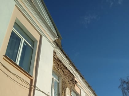 В Ярославле осыпается фасад школы №35