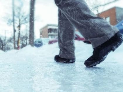 «Когда ломается кость, она пробивает кожу»: о том, как обезопасить себя в гололед, рассказали ярославские врачи