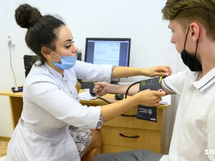 От чего скачет давление: врачи рассказали, кто в группе риска