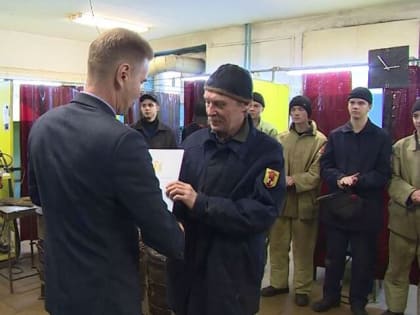 Студенты и сотрудники Ярославского электровозоремонтного техникума изготавливают печки-буржуйки для участников СВО