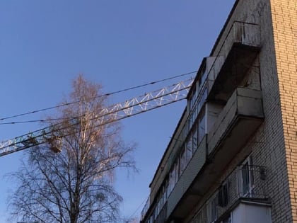 «Кран кружит над детьми»: ярославцы жалуются на строителей элитной высотки