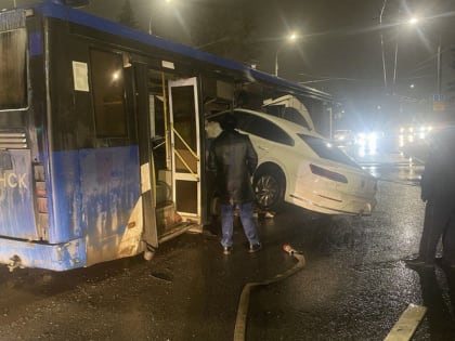 На скорости пробила салон: момент ДТП с легковушкой и автобусом в Ярославской области попал на видео