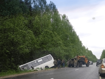 Под Рыбинском рейсовый автобус съехал в кювет