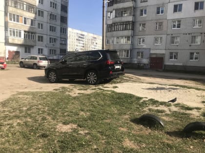 В Ярославле прошли первые рейды по фиксации парковки на газонах