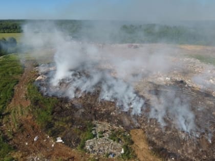 Под Тутаевом продолжают тушить полигон бытовых отходов