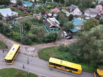 В Ярославле желтый автобус перегородил дорогу из-за неудачного разворота