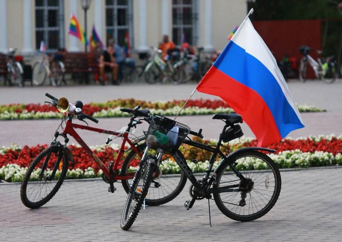 Русско вело. Велопробег. Велопробег с флагами. Велопробег ко Дню России. Флажок для велосипеда.