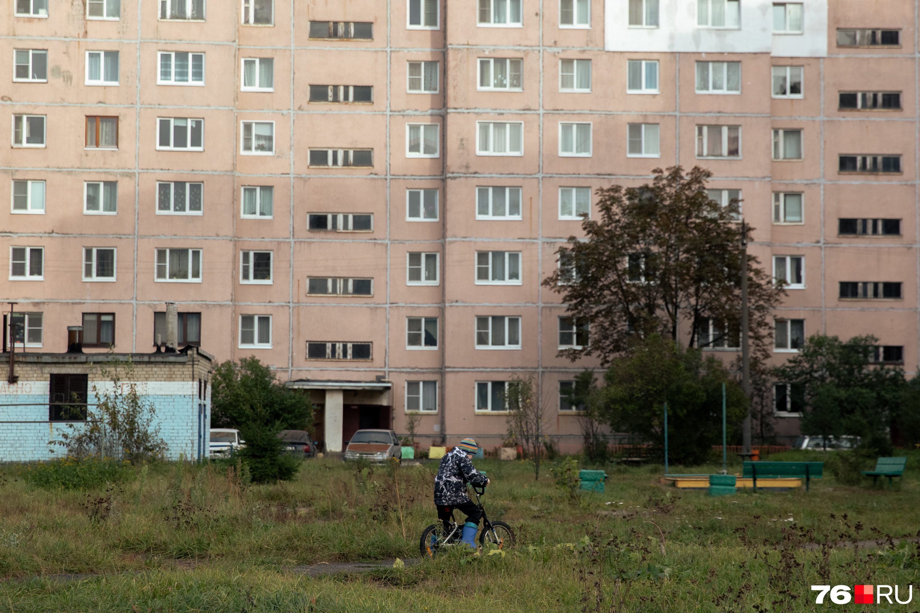 Двор панельного дома. Панельки Ярославль. Как выглядит панельный дом фото.