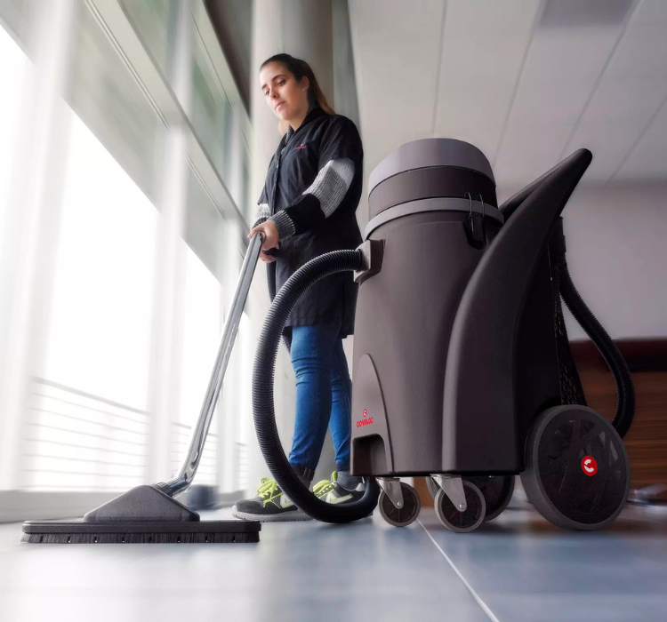 Les aspirateurs de liquides et poussières avec un à trois moteurs ont été conçus pour offrir commodité et résultats professionnels. Ce sont des aspirateurs équipés d’une cuve de grande capacité et étudiés pour être pratiques et simples à utiliser. Résistants et maniables, ils sont idéaux pour l’aspiration des surfaces moyennes et pour le ramassage de matériaux solides (sable, copeaux,..).