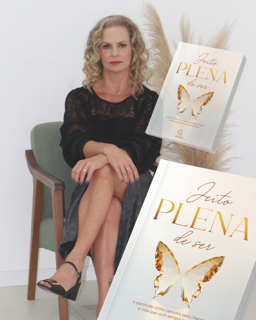 Taissonara sentada com o livro