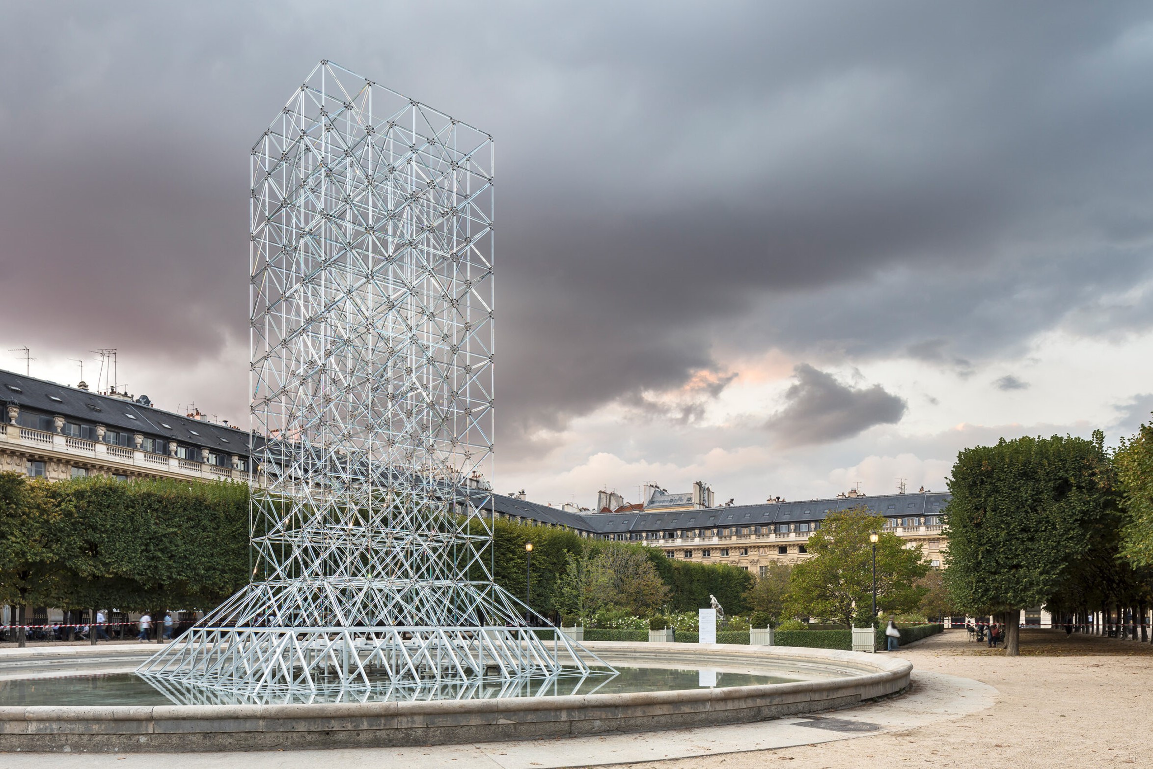 Réflexions, l'œuvre artistique d'Emmanuel Barrois, l'échafaudage en verre de 15m 