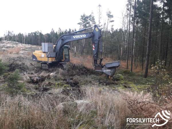 Mechanised forest planting - Volvo Excavator with Bracke P11a