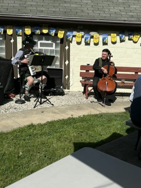 Mike Beck on accordion and Dan Hild on cello in the Menger Biergarten