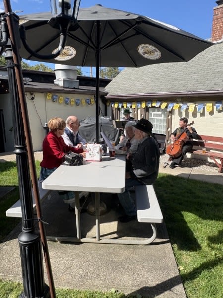 Guests in the Menger Biergarten during the afternoon music