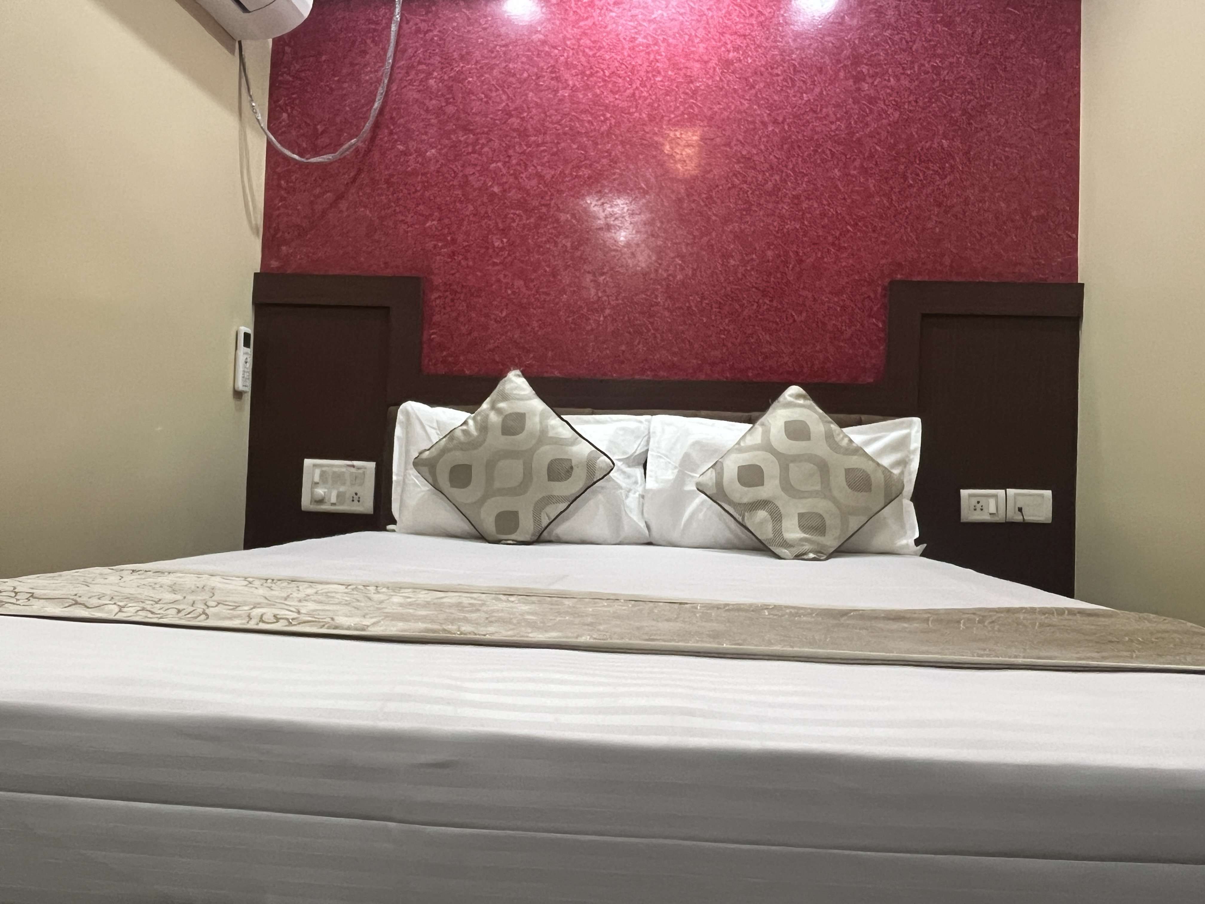Semi Deluxe Room with Queen Bed – Hotel Sky View
