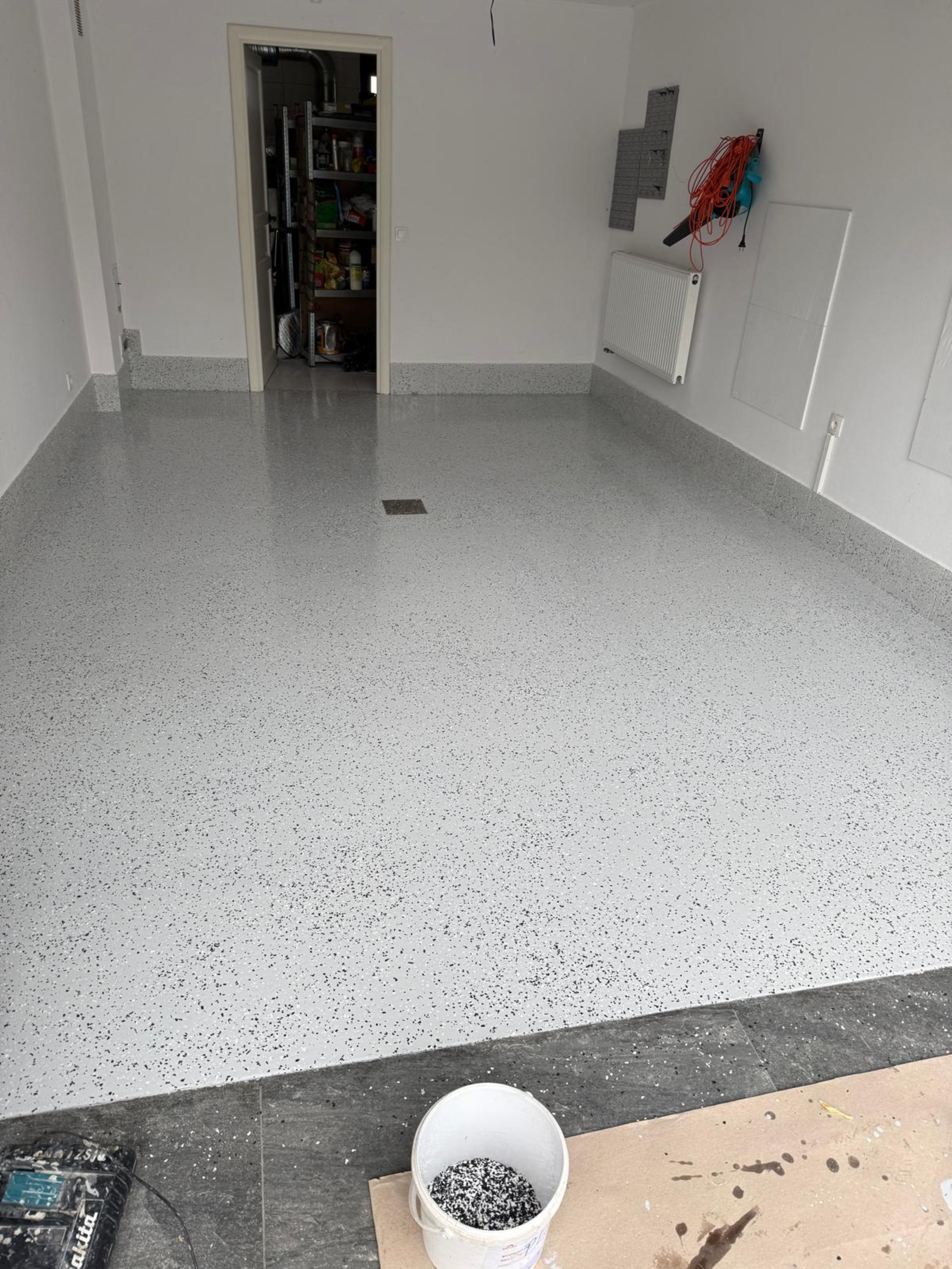 Posadzka żywiczna w garażu w Mielcu - trwałość i estetyka