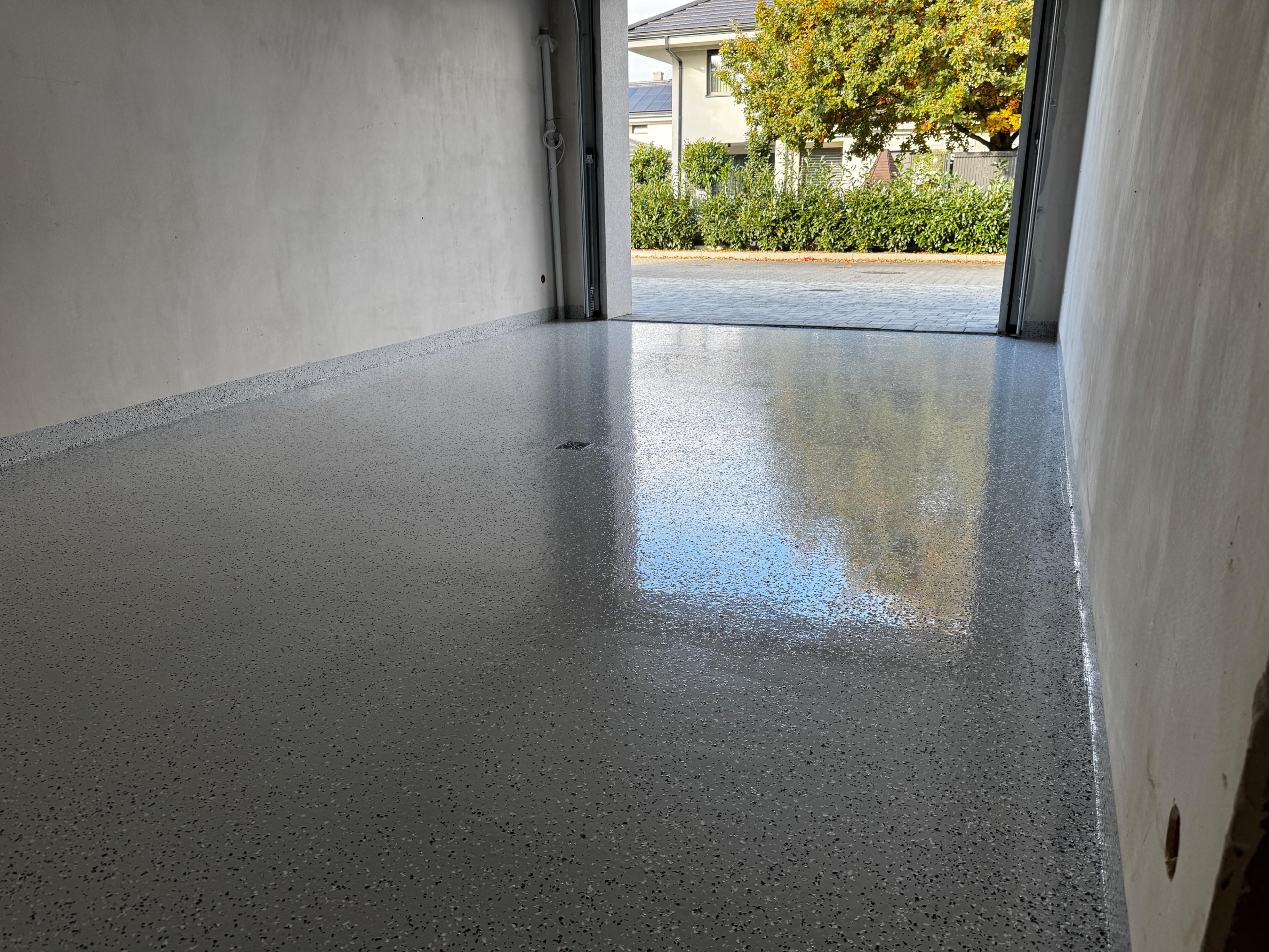 Posadzka żywiczna w garażu w Gliwicach - trwałość i estetyka