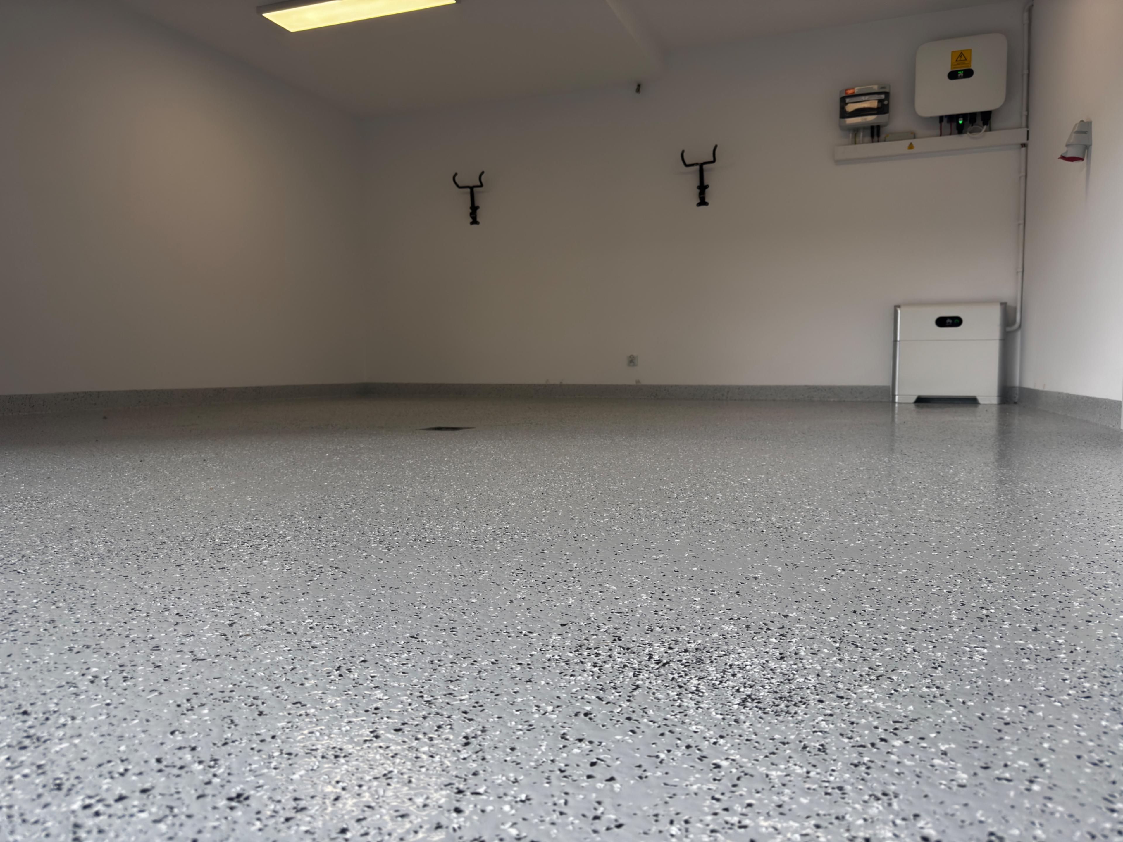 Posadzka żywiczna w garażu, Kraków – trwałość i estetyka