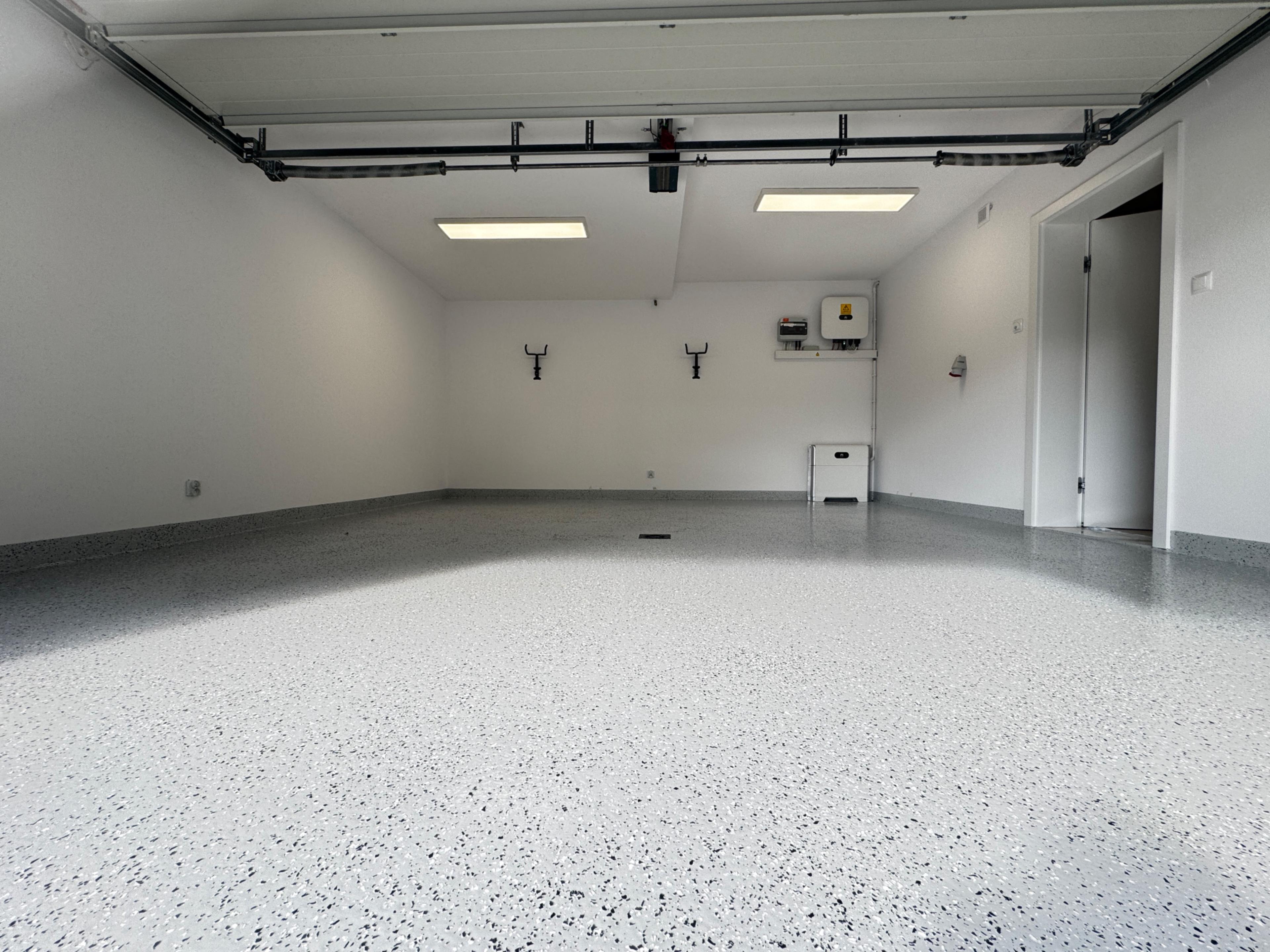 Posadzka żywiczna w garażu, Kraków – trwałość i estetyka