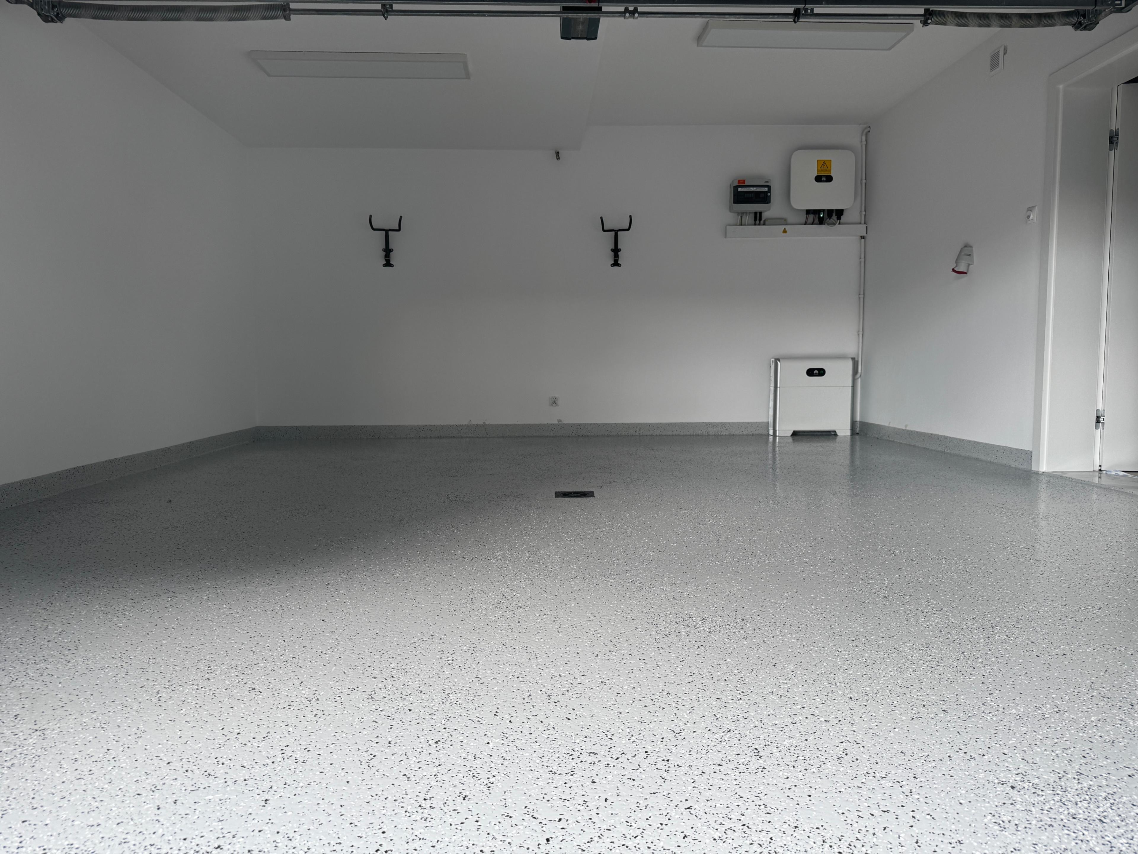 Posadzka żywiczna w garażu, Kraków – trwałość i estetyka