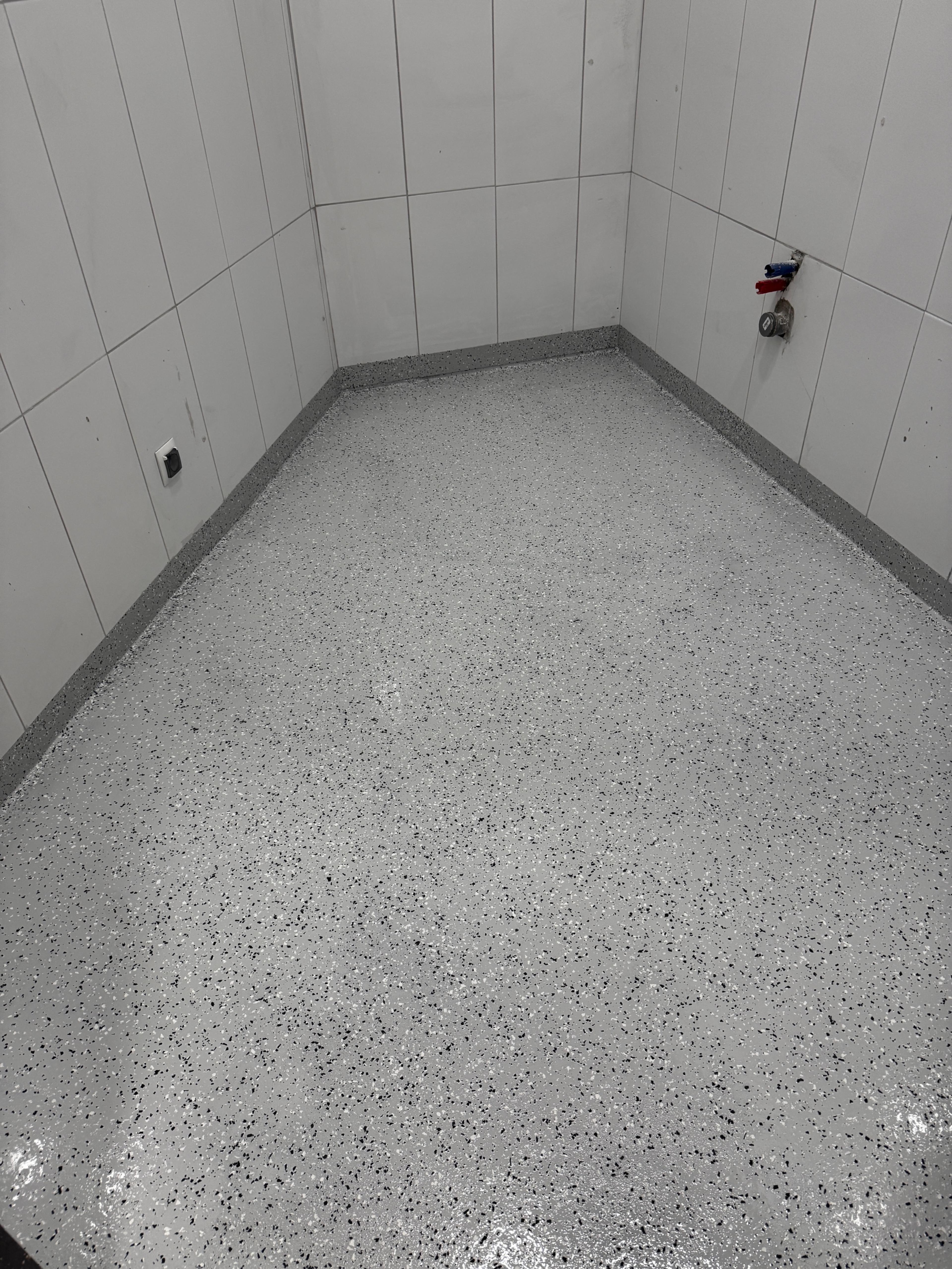 Posadzki żywiczne w kuchni restauracji w Rzeszowie – trwałość i estetyka