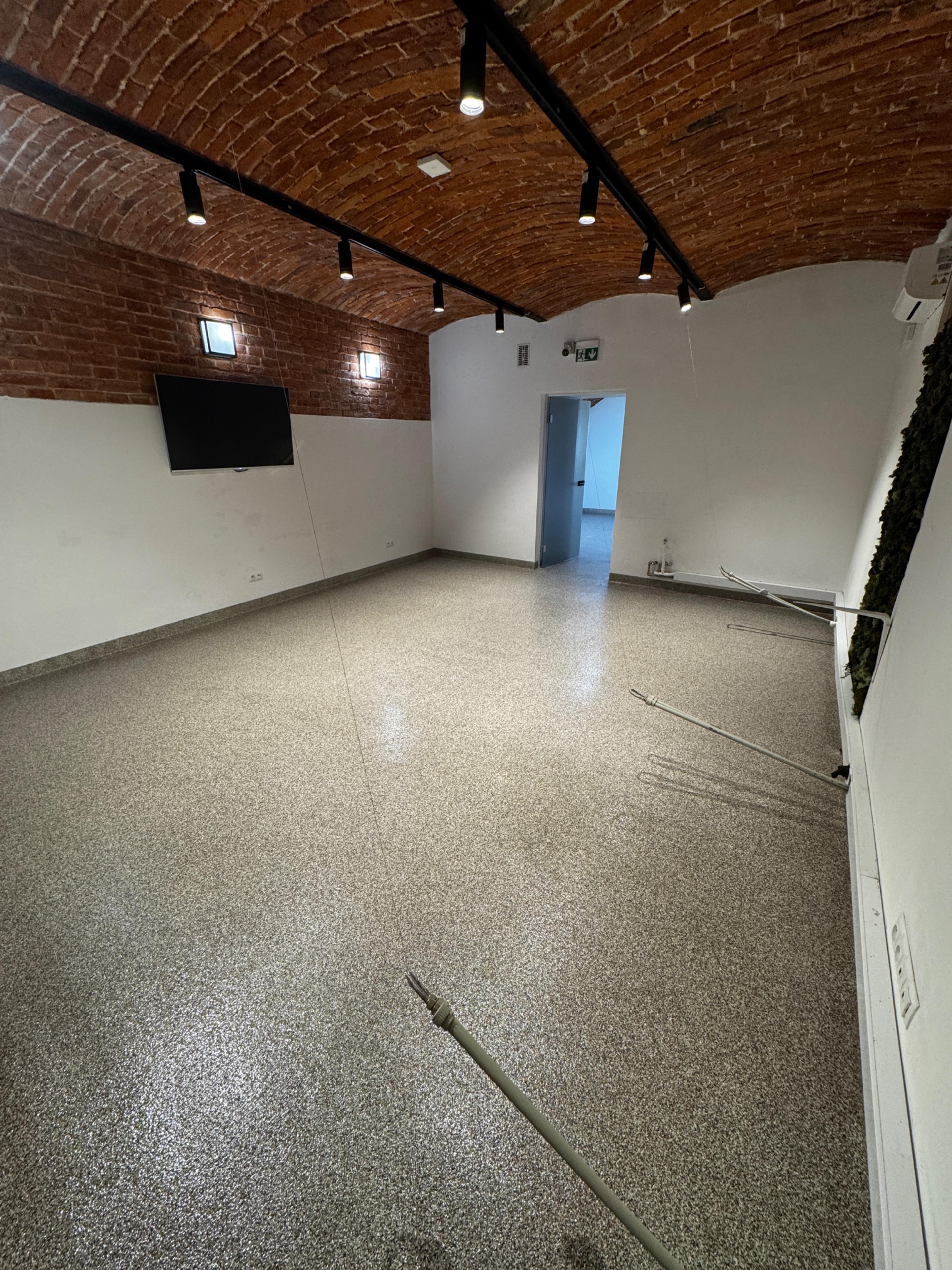 Posadzki żywiczne w Krakowie - trwałość i estetyka dla salonów