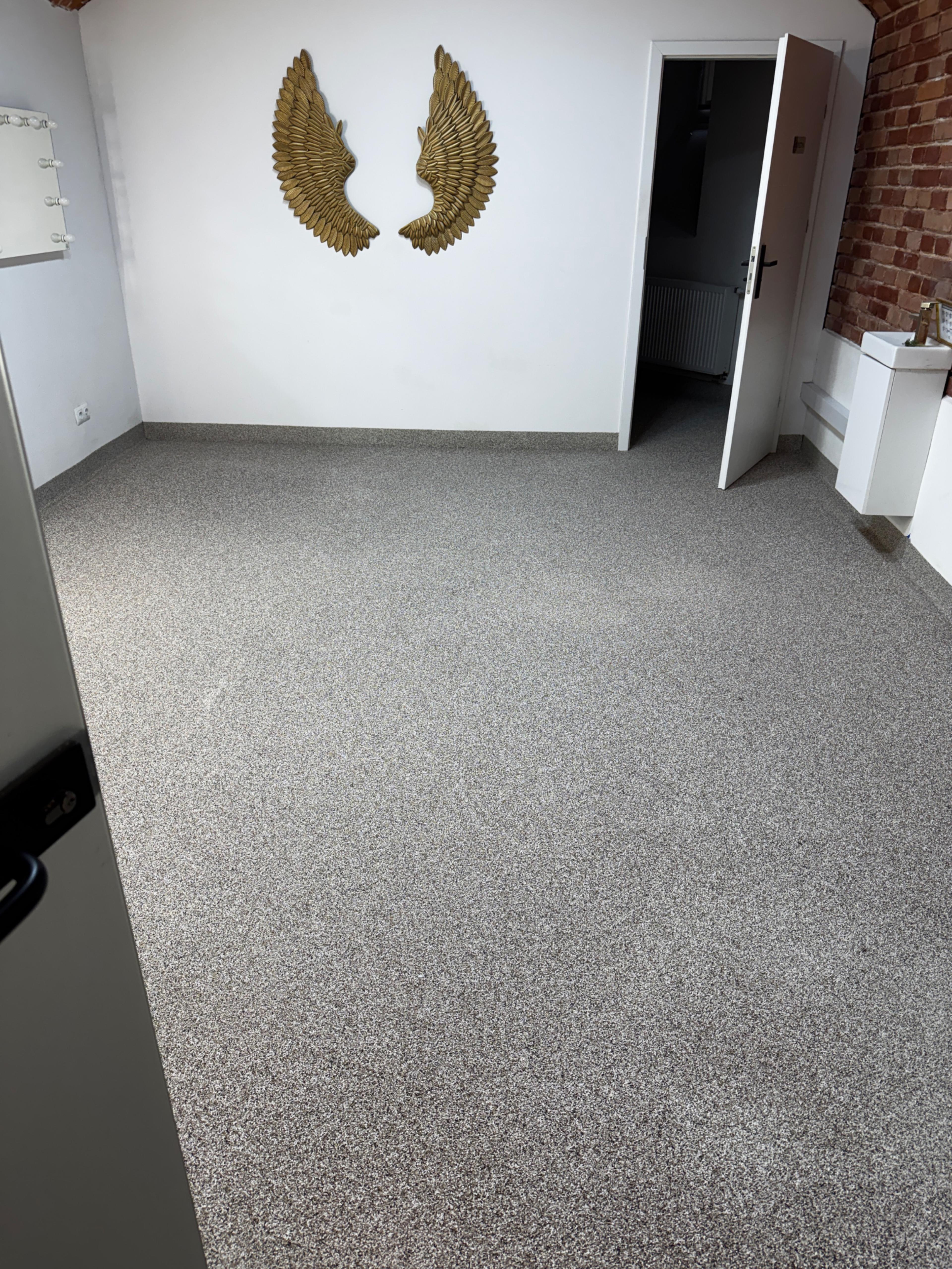 Posadzki żywiczne w Krakowie - trwałość i estetyka dla salonów