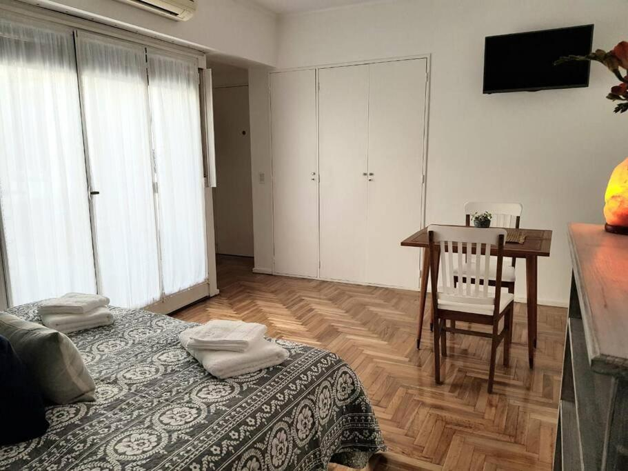 Departamento clásico con techos altos y detalles originales