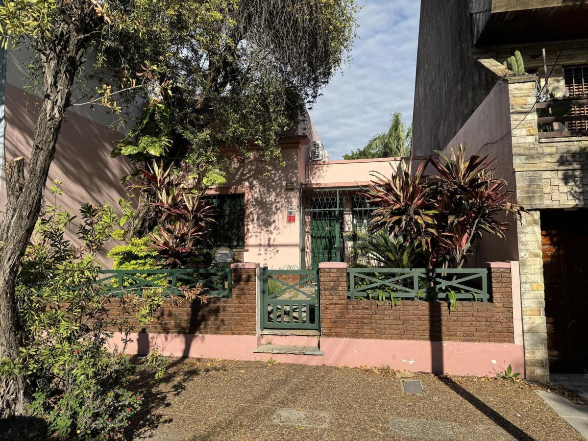 Casa moderna con jardín y piscina en barrio tranquilo