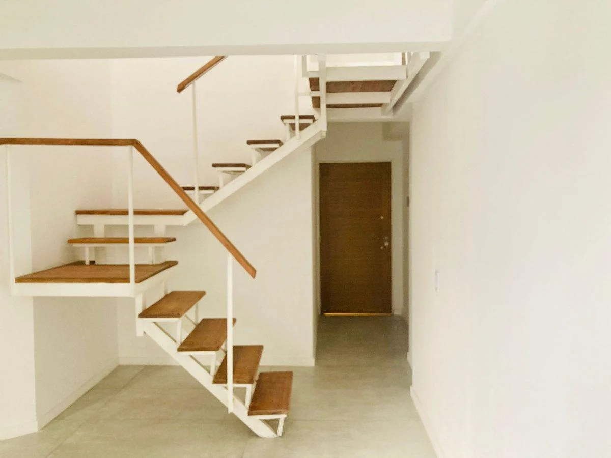 Dúplex moderno con amplios espacios y terraza propia