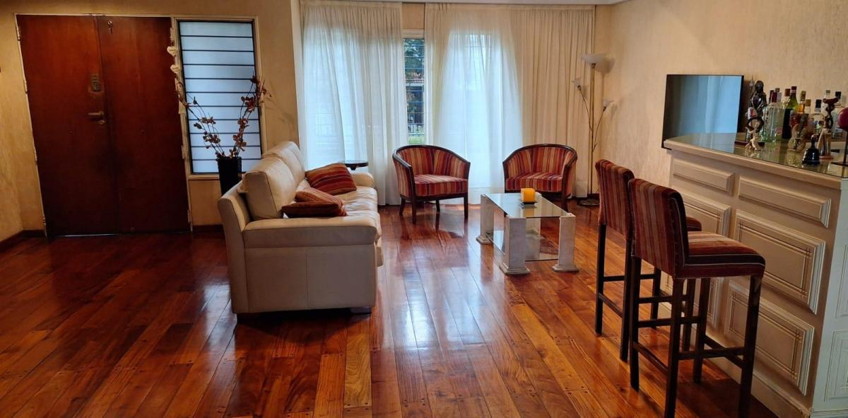 Chalet con gran jardín y quincho en una zona residencial