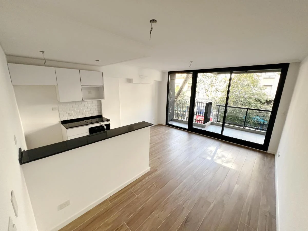 Departamento cómodo con amplios ventanales y buena iluminación