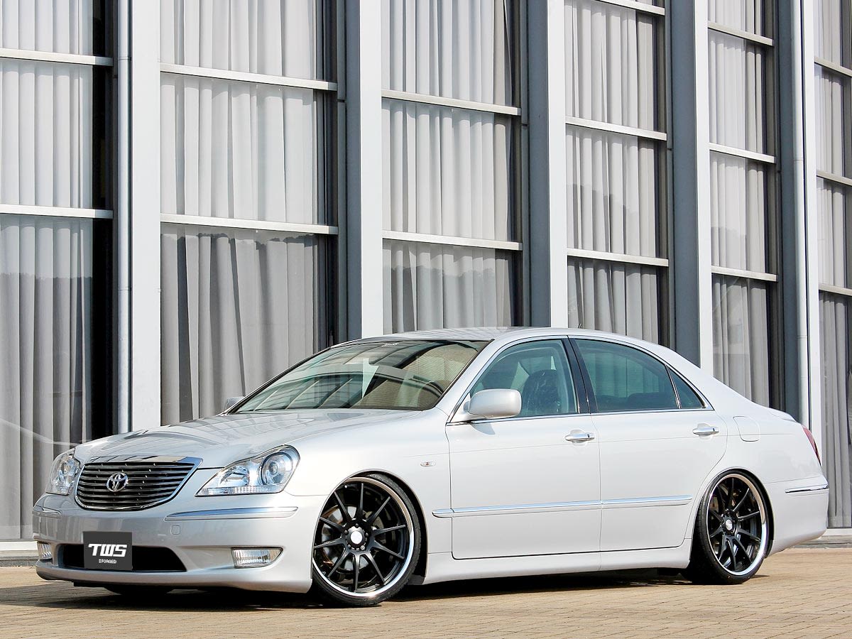 Toyota Crown UZS186 available to import to Australia