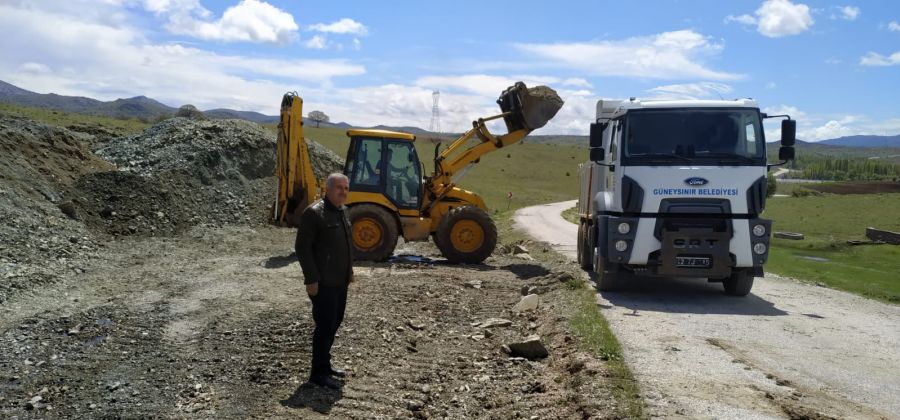 Güneysınır Belediyesi arazi yolu açma çalışmalarına devam ediyor.