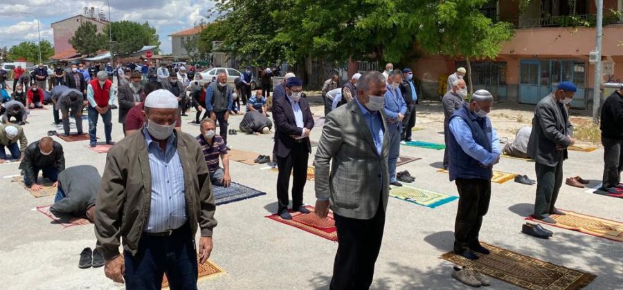 Güneysınır’da Sosyal Mesafeli Cuma Namazı Kılındı