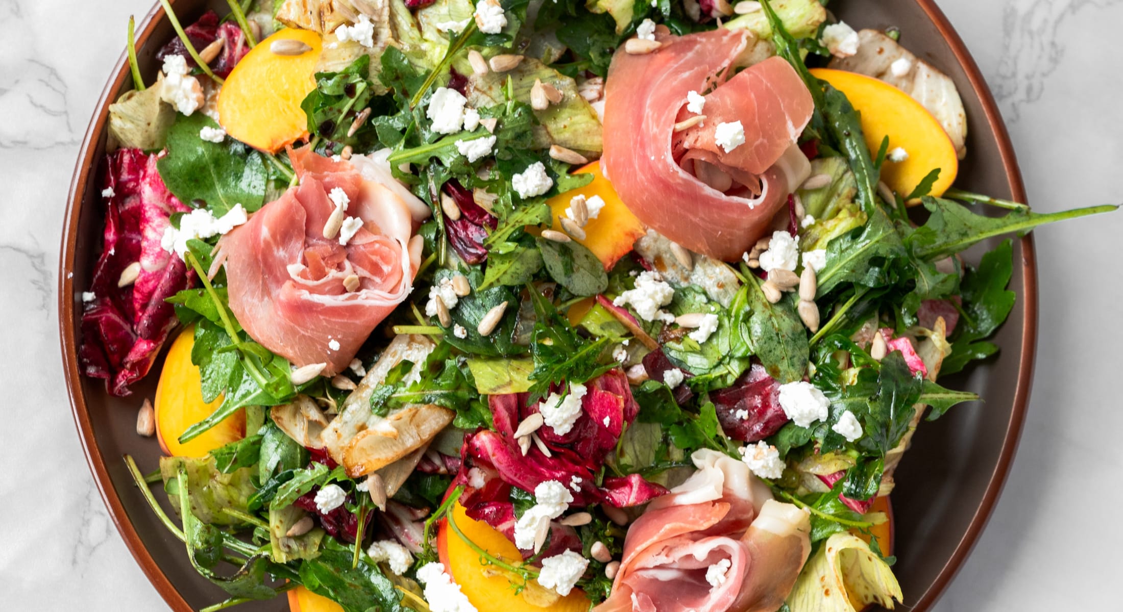 Letnja salata sa pršutom, fetom i breskvama