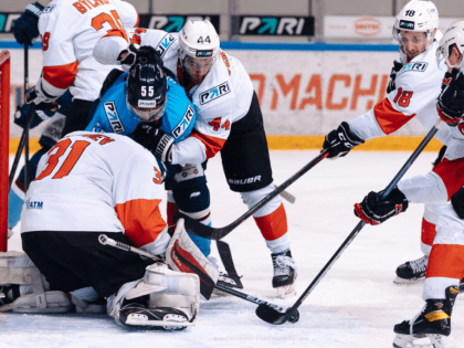 Во втором матче серии плей-офф «Молот» уступил красноярскому «Соколу»