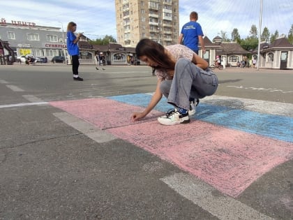 Молодогвардейцы Чернушки совместно с юными жителями  нарисовали флаг России