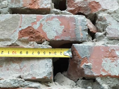 В центре Перми может обрушиться стена жилого дома