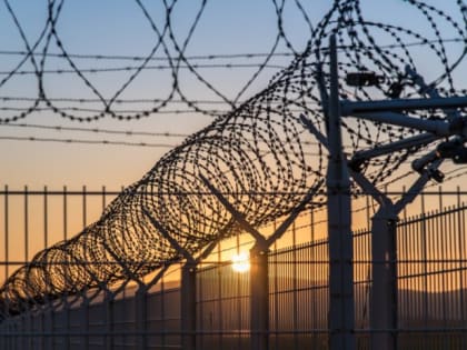 За приставленный нож к шее сестры мужчину отправили в колонию