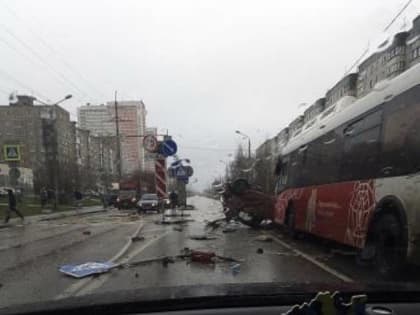 В Перми перевернулась иномарка после столкновения с автобусом