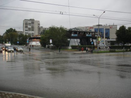 На перекрестке в центре Перми обвалился асфальт