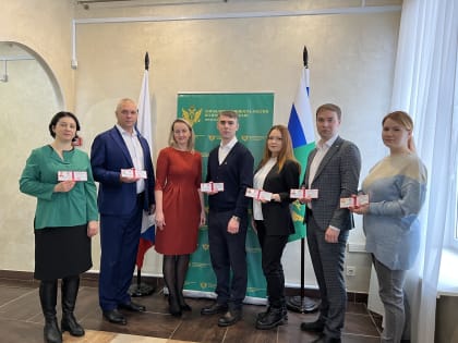 Начальник краевого Минюста Ирина Дядичева вручила удостоверения адвокатам