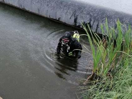 В Пермском крае водолазы достали тело мужчины со дна водоема