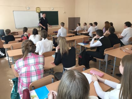 Временно исполняющий обязанности начальника отдела  Госавтоинспекции Отдела МВД России «Чусовской» рассказал школьникам о дорожной безопасности в преддверии летних каникул.