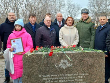 1 ноября установлен и торжественно открыт Памятный знак воинам-уральцам на площади Победы в Кунгуре.