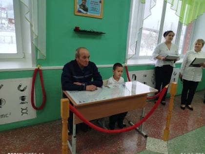 Партпроект «Новая школа»: Парту в честь земляка установили в школе