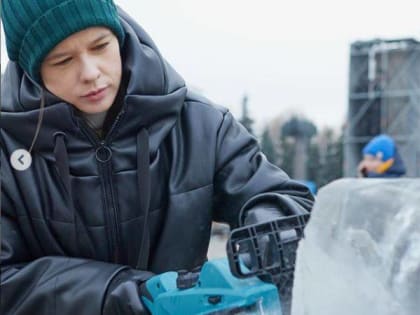 Актриса Катерина Шпица вырезала бензопилой скульптуру фигуристки из льда