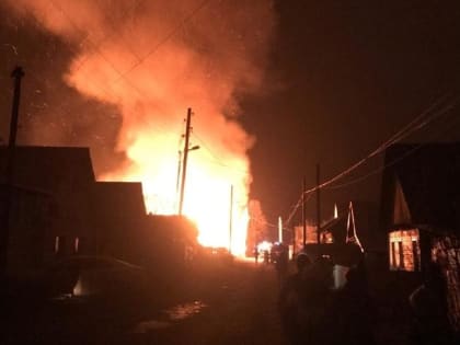 В Прикамье семья с двумя детьми спаслась из горящего дома во время ночного пожара