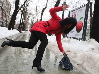 Спасатели предупреждают о гололедице на дорогах Пермского края